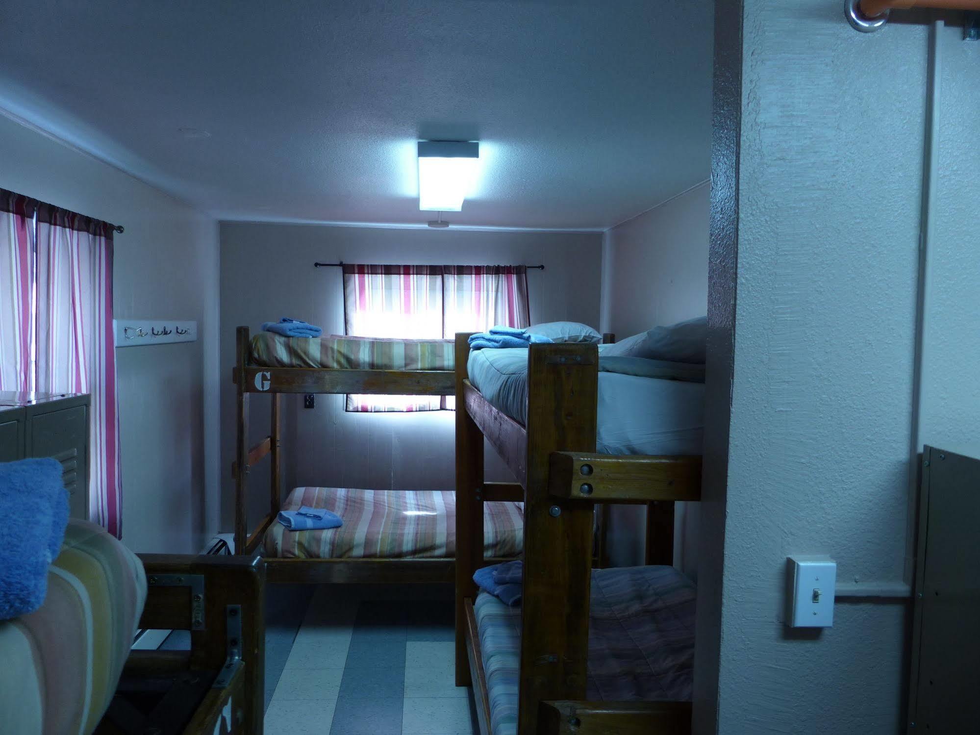 Bent Prop Inn & Hostel Of Alaska - Downtown Анкъридж Екстериор снимка